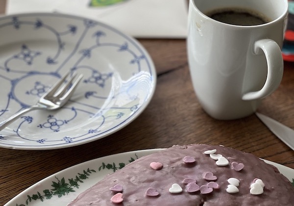 Schokokuchen Teller und Kaffeetasse